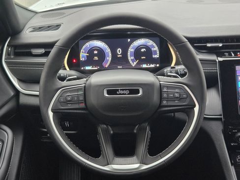 New 2025 Jeep Grand Cherokee Altitude image 17