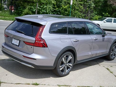 New 2026 Volvo V60 B5 Cross Country Plus w/ Climate Package AWD/4WD image 9