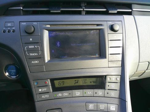 Used 2015 Toyota Prius Three image 16