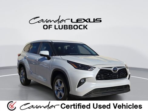 Used 2023 Toyota Highlander LE image 1