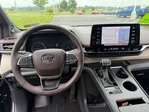 Used 2024 Toyota Sienna Platinum AWD/4WD image 23