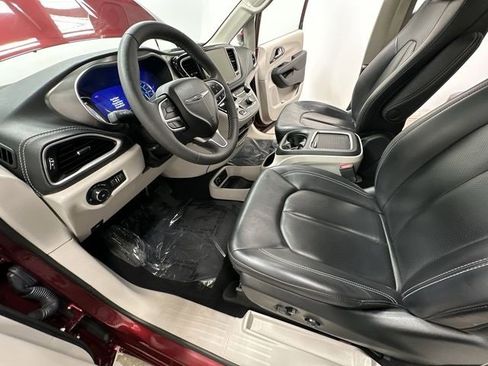 Used 2023 Chrysler Pacifica Touring-L image 16