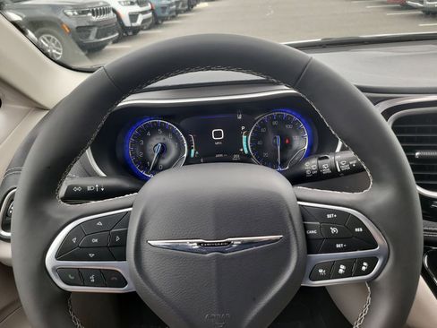 Used 2024 Chrysler Pacifica Touring-L image 28