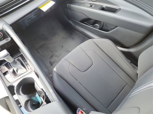 New 2025 Hyundai Elantra SEL image 12