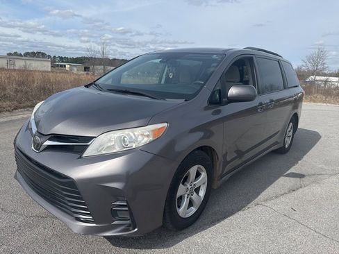 Used 2020 Toyota Sienna LE image 7