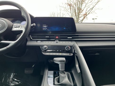 Used 2025 Hyundai Elantra SEL image 21