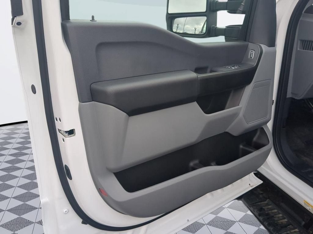 New 2024 Ford F550 4x4 Regular Cab Super Duty image 9
