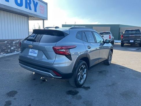 Used 2025 Chevrolet Trax LT w/ LT Convenience Package image 10