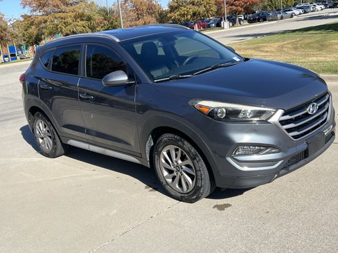 Used 2017 Hyundai Tucson SE image 2