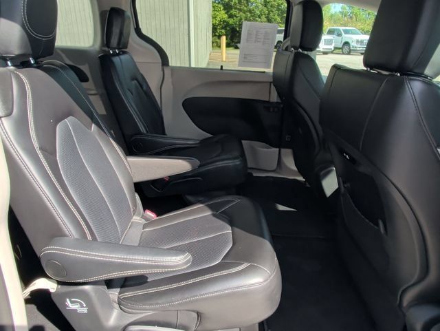 Used 2024 Chrysler Pacifica Touring-L FWD image 28