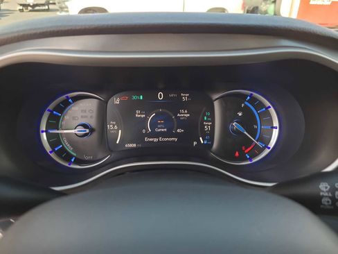 Used 2023 Chrysler Pacifica Touring-L image 26