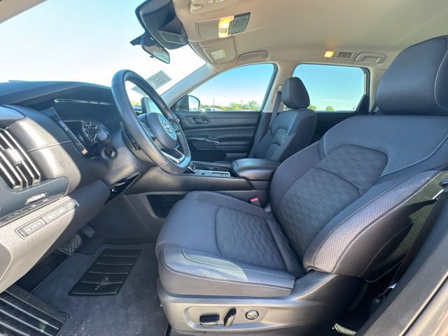 Used 2025 Nissan Pathfinder SV w/ Black Appearance Package FWD image 2