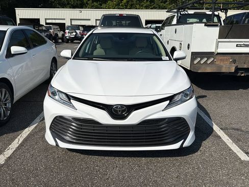 Used 2019 Toyota Camry XLE FWD image 14