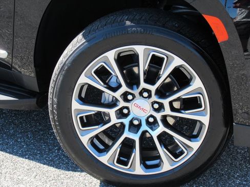 Used 2024 GMC Yukon Denali w/ Advanced Technology Package image 7