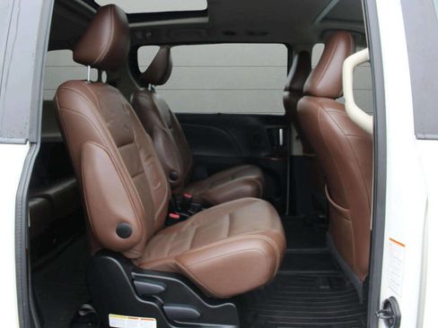 Used 2016 Toyota Sienna Limited Premium image 19