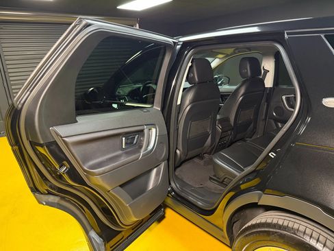 Used 2017 Land Rover Discovery Sport SE image 16