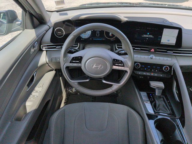 Used 2025 Hyundai Elantra SEL FWD image 14