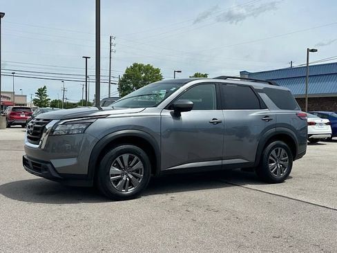 Used 2025 Nissan Pathfinder SV FWD image 3