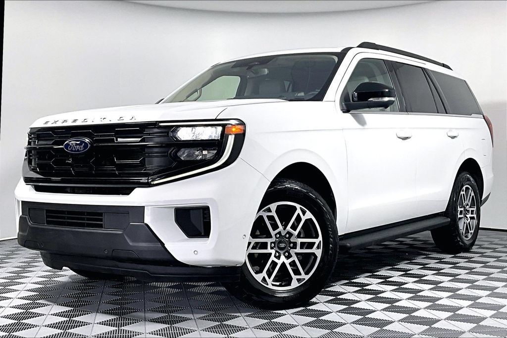 Used 2025 Ford Expedition Active AWD/4WD image 2