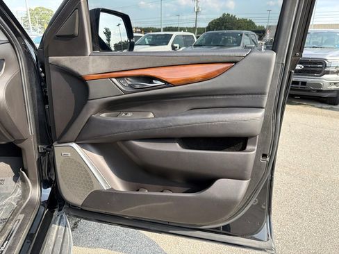 Used 2019 Cadillac Escalade Luxury AWD/4WD image 24