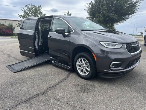 Used 2023 Chrysler Pacifica Touring-L FWD image 1