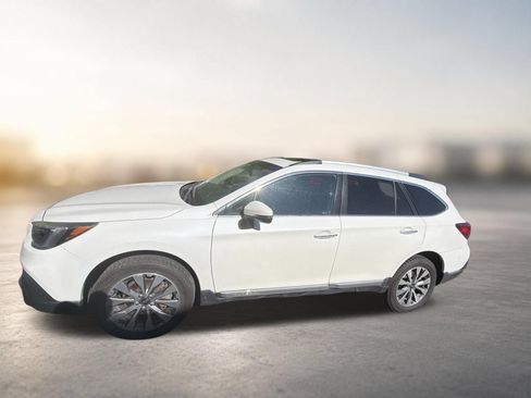 Used 2018 Subaru Outback 3.6R Touring AWD/4WD image 2