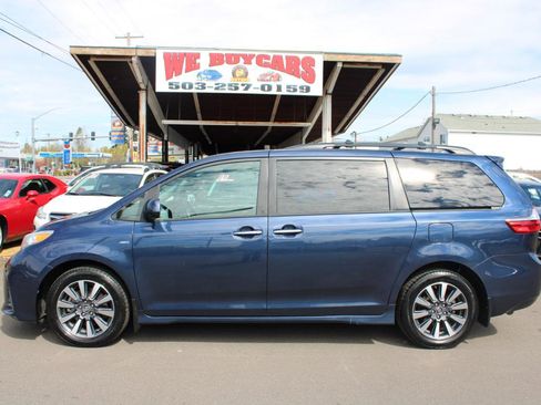 Used 2019 Toyota Sienna XLE w/ XLE Navigation Package image 3