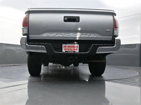Used 2022 Toyota Tacoma TRD Off-Road image 32