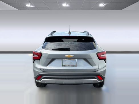 Used 2025 Chevrolet Trax LT FWD image 9
