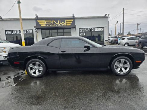 Used 2019 Dodge Challenger SXT image 5