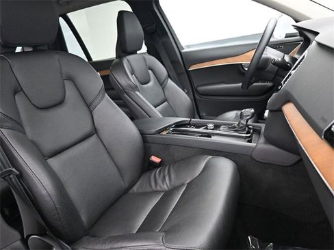 Used 2022 Volvo XC90 T6 Momentum w/ Advanced Package image 34