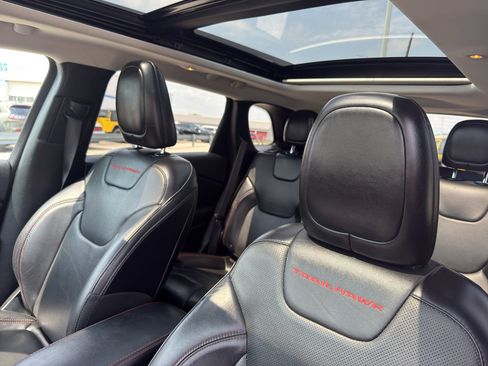 Used 2019 Jeep Cherokee Trailhawk AWD/4WD image 28
