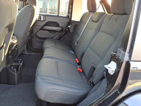 Used 2019 Jeep Wrangler Unlimited Sahara AWD/4WD image 8