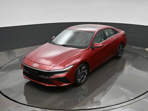 Certified 2025 Hyundai Elantra Limited image 26