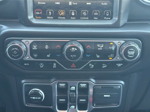 Used 2018 Jeep Wrangler Unlimited Sahara w/ Dual Top Group AWD/4WD image 27