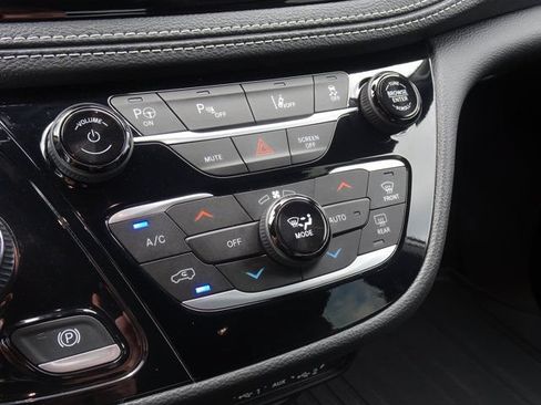 Used 2024 Chrysler Pacifica Limited w/ Uconnect Theater Family Group FWD image 20