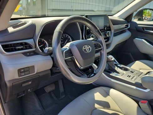 Used 2020 Toyota Highlander XLE AWD/4WD image 23