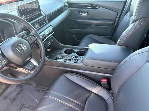 Used 2025 Honda Pilot TrailSport image 12