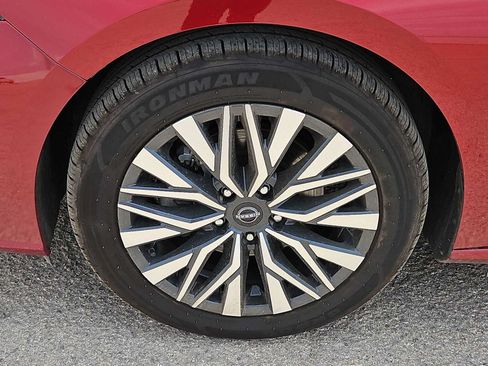 Used 2024 Nissan Altima 2.5 SV FWD image 12
