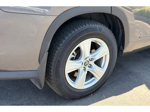 Used 2022 Toyota Highlander L AWD/4WD image 4