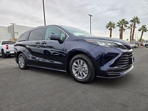 Used 2024 Toyota Sienna LE image 1
