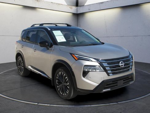 Used 2025 Nissan Rogue Platinum w/ Platinum Premium Package AWD/4WD image 2