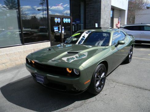 Used 2022 Dodge Challenger SXT image 4