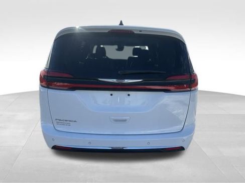 Used 2024 Chrysler Pacifica Touring-L image 6