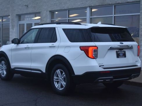 Used 2022 Ford Explorer XLT w/ Equipment Group 202A image 4