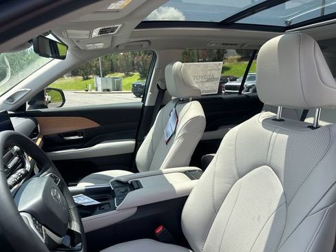New 2026 Toyota Grand Highlander AWD Hybrid image 17
