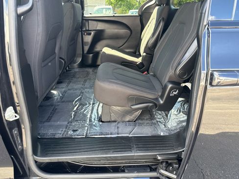 Used 2019 Chrysler Pacifica Touring Plus w/ S Appearance Package FWD image 13