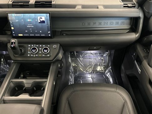 Used 2025 Land Rover Defender 110 S image 29