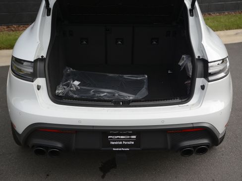 Used 2026 Porsche Macan AWD/4WD image 35