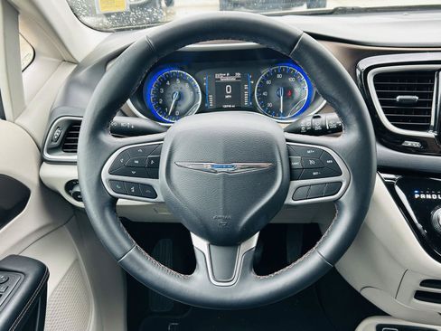 Used 2017 Chrysler Pacifica Touring-L FWD image 15
